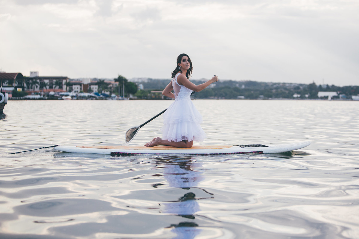 trash-the-dress-da-Flávia-Rafael-Ohana-Fotógrafo-de-casamentos-em-Brasília-wedding-casamento-bodas-ensaio-prévia-de-noiva-SUP-esporte-sports-vestido-de-noiva