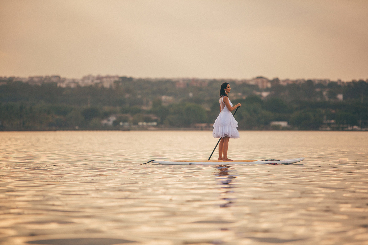 trash-the-dress-da-Flávia-Rafael-Ohana-Fotógrafo-de-casamentos-em-Brasília-wedding-casamento-bodas-ensaio-prévia-de-noiva-SUP-esporte-sports-vestido-de-noiva