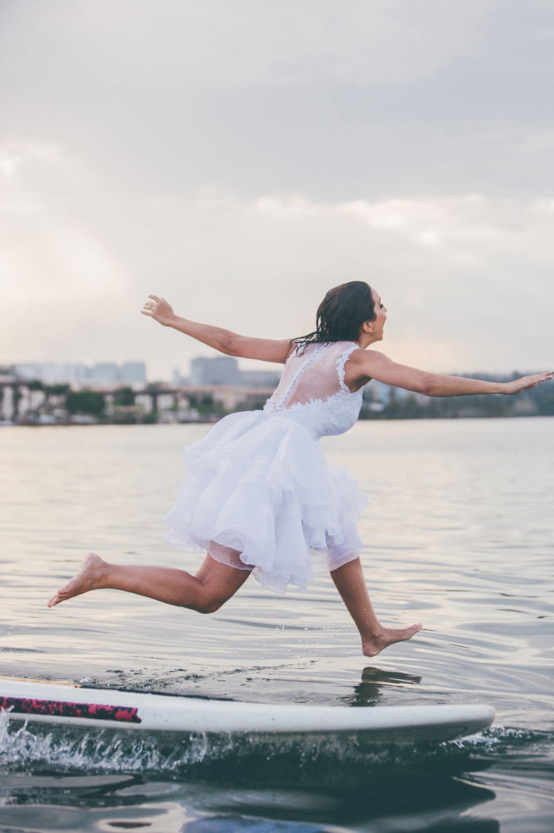 trash-the-dress-da-Flávia-Rafael-Ohana-Fotógrafo-de-casamentos-em-Brasília-wedding-casamento-bodas-ensaio-prévia-de-noiva-SUP-esporte-sports-vestido-de-noiva-sexy-nasty-hot-quente-linda-sensual-andando-sobre-água-milagre