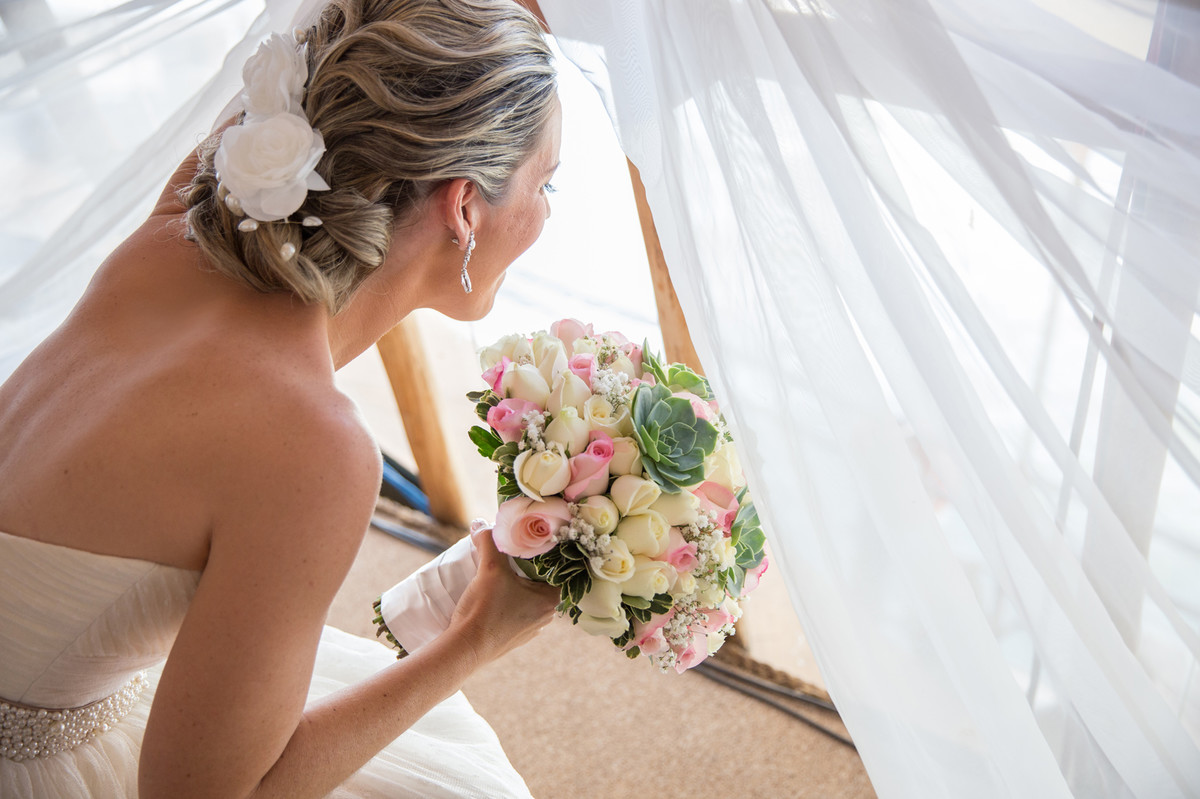 Noiva Ana espiando a movimentação de seu casamento
