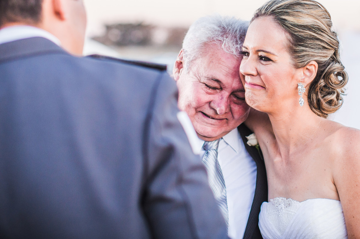 Noiva chorando com seu pai em cerimônia de casamento