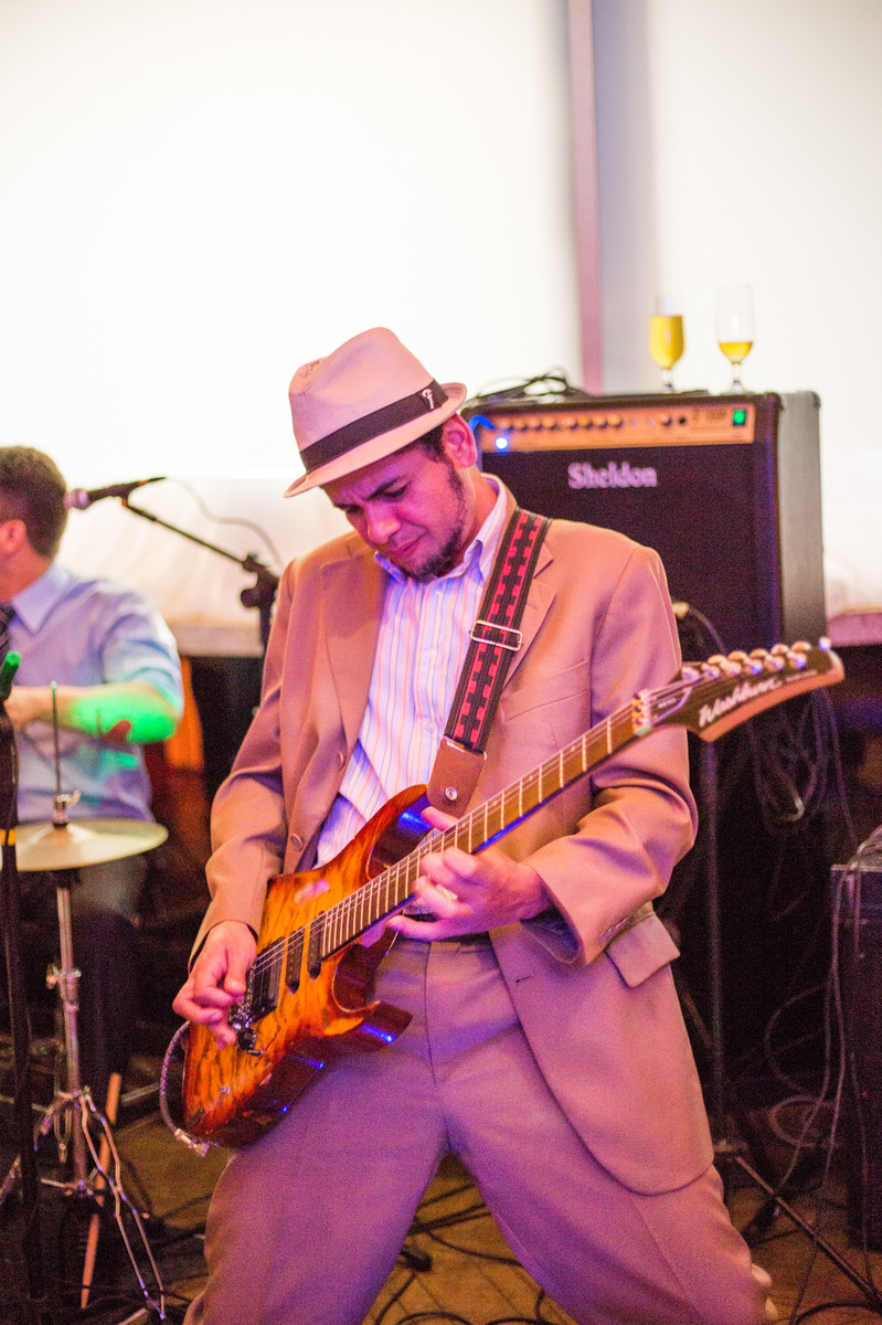 Músico tocando guitarra em festa de casamento