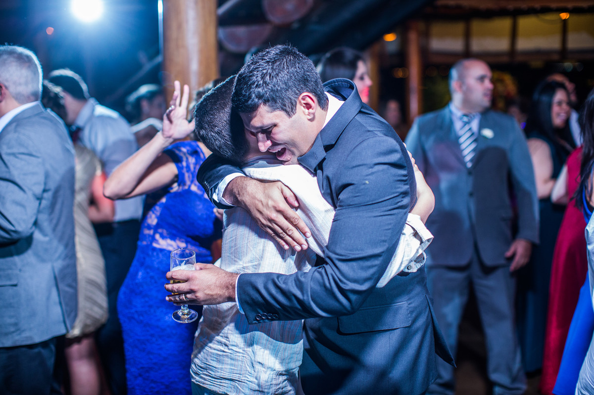 Noivo emocionado em sua festa de casamento
