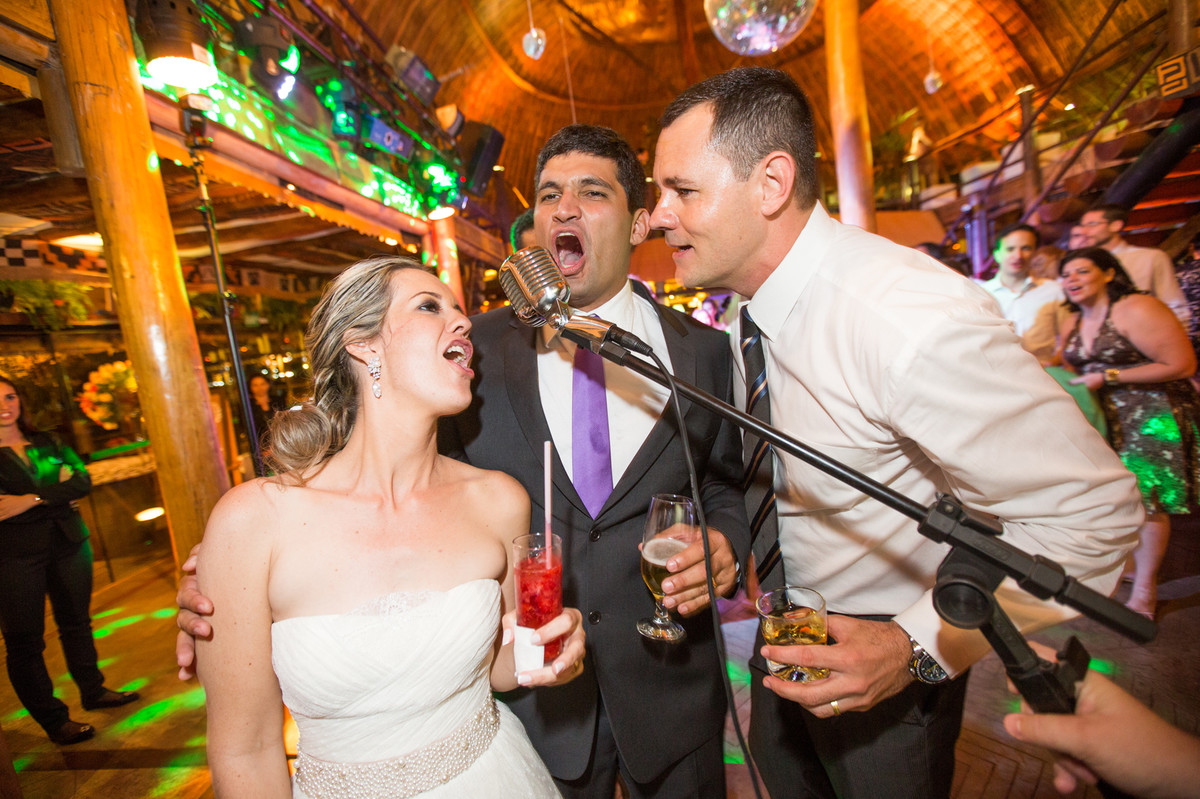 noivos cantando juntos na festa de casamento