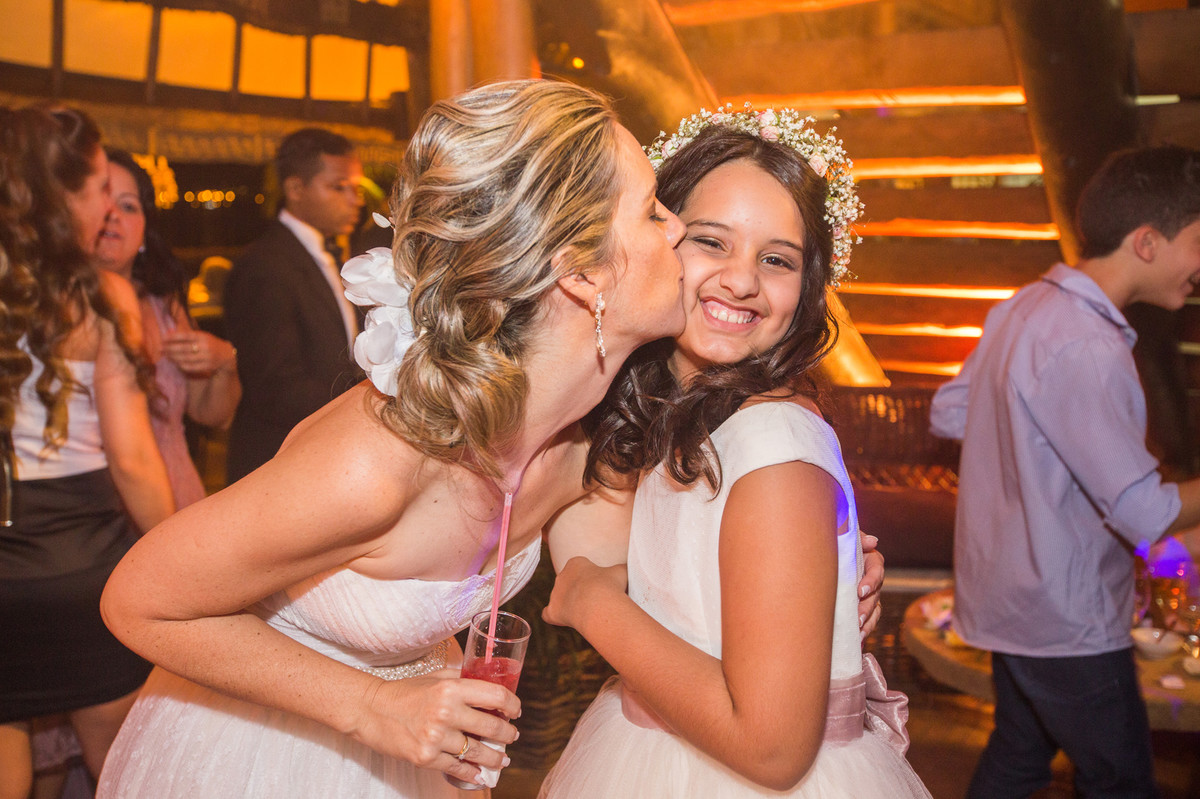 noiva beijando sua filha em festa de casamento