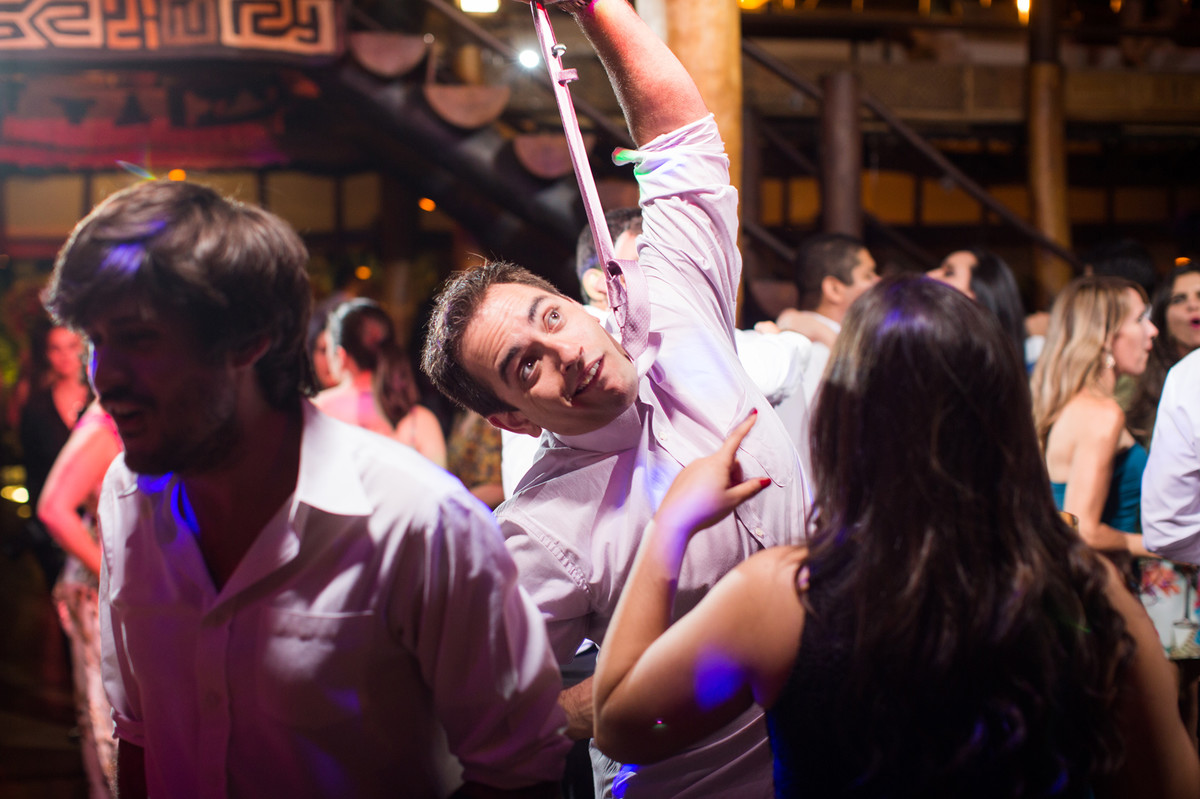 Convidado sacaneando com o noivo durante recepção de casamento