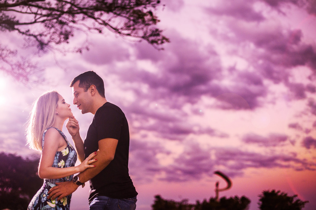 Mari e Gui durante sessão de fotos feita pelo fotógrafo de casamento Rafael Ohana em Brasília-DF