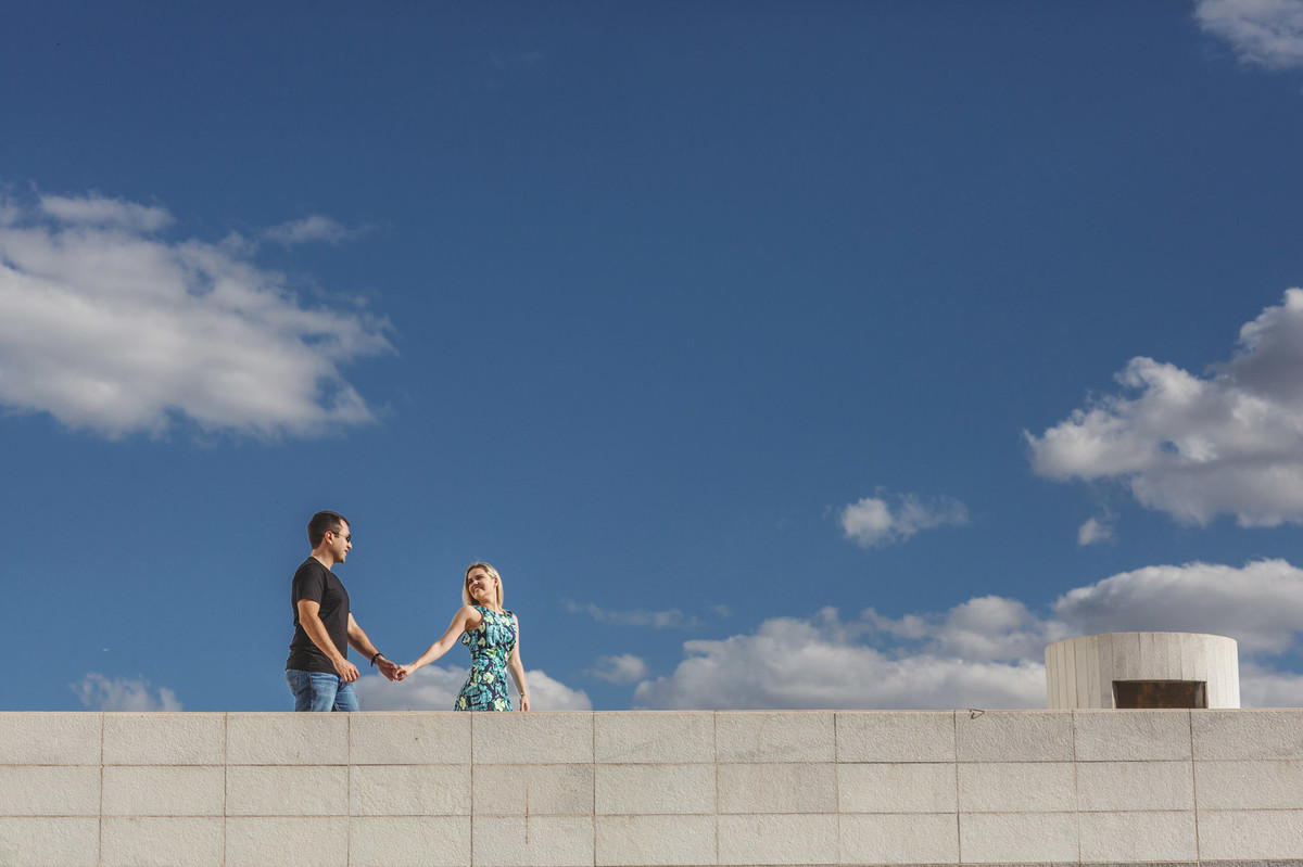 Ensaio pre-wedding do casal Mariana e Guilherme feito na esplanada dos ministérios pelo fotógrafo Rafael Ohana em Brasília-DF