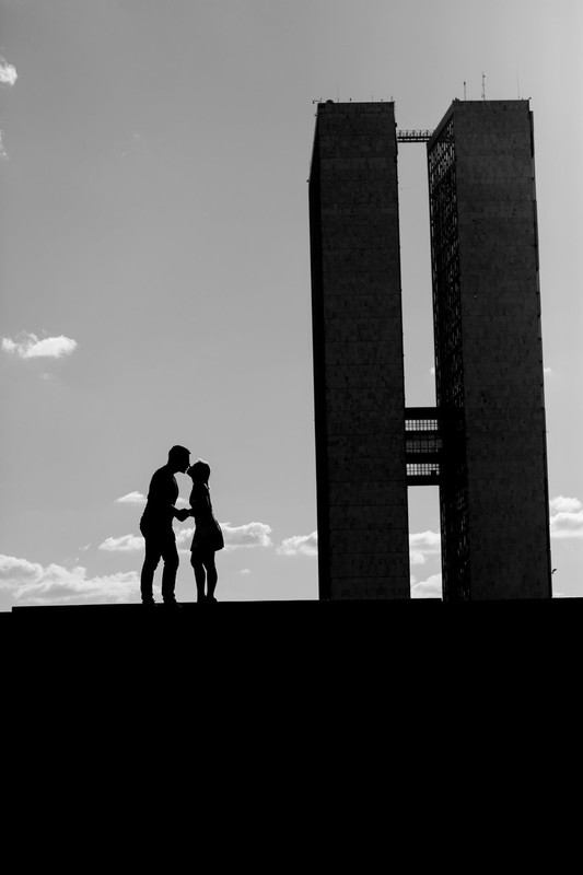 Silhuetas.Ensaio pre-wedding do casal Mariana e Guilherme feito na esplanada dos ministérios pelo fotógrafo Rafael Ohana em Brasília-DF