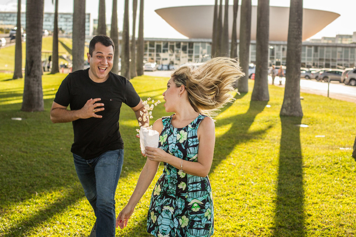 Mariana e Gui se divertindo com a pipoca durante sessão de fotos feita pelo fotógrafo de casamento Rafael Ohana em Brasília-DF