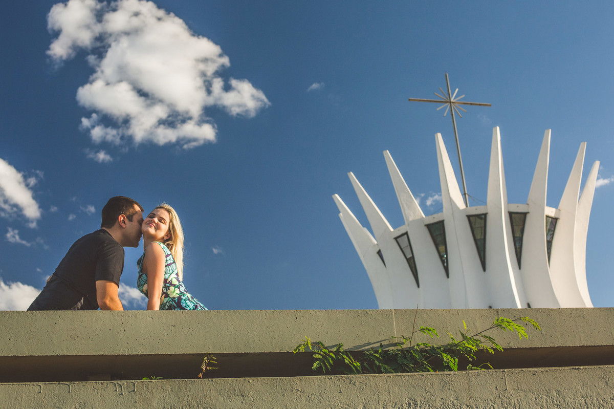 Mari e Gui durante sessão de fotos feita pelo fotógrafo de casamento Rafael Ohana em Brasília-DF perto da Catedral