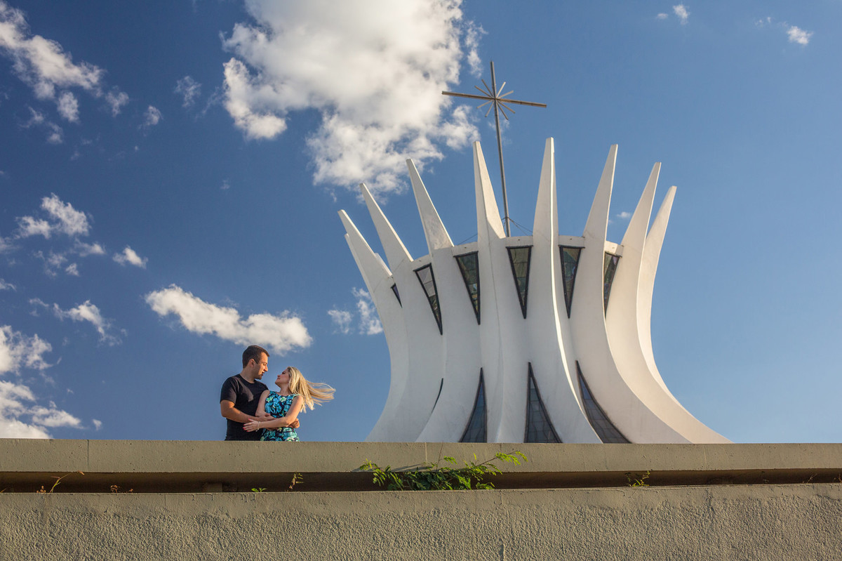 Casal dançando durante sessão de fotos feita pelo fotógrafo de casamento Rafael Ohana em Brasília-DF perto da Catedram