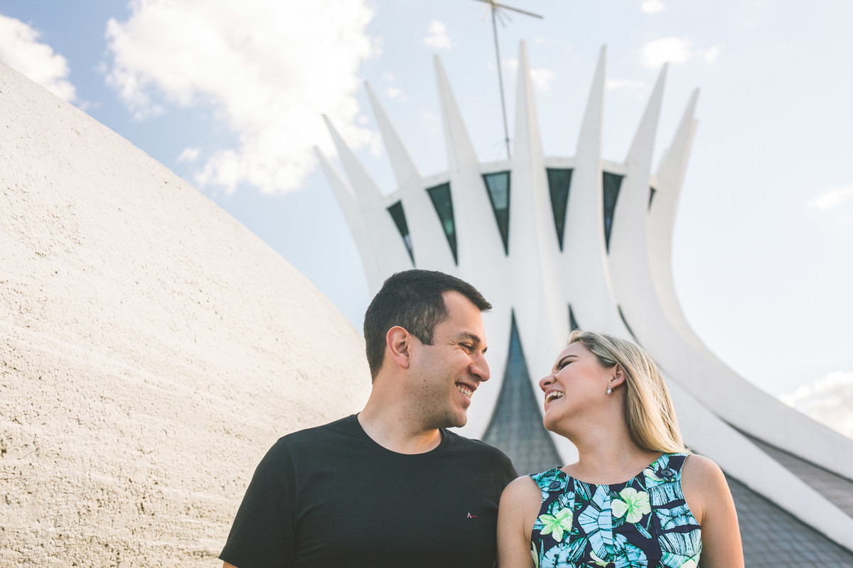 Mari e Gui durante sessão de fotos feita pelo fotógrafo de casamento Rafael Ohana em Brasília-DF