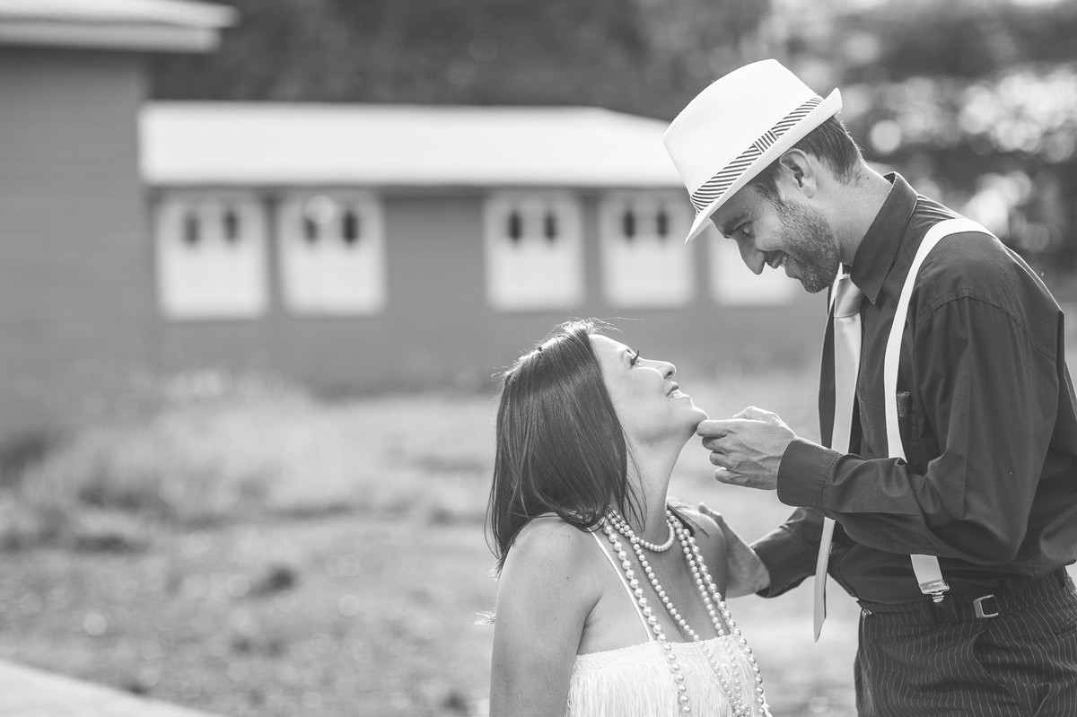 Ensaio de casal no estilo máfia feito pelo fotógrafo de casamentos de Brasília-DF