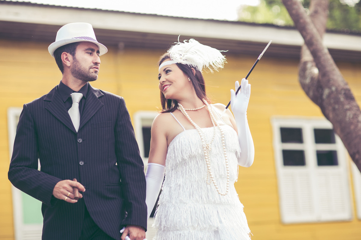 Ensaio de casal no estilo máfia feito pelo fotógrafo de casamentos de Brasília-DF
