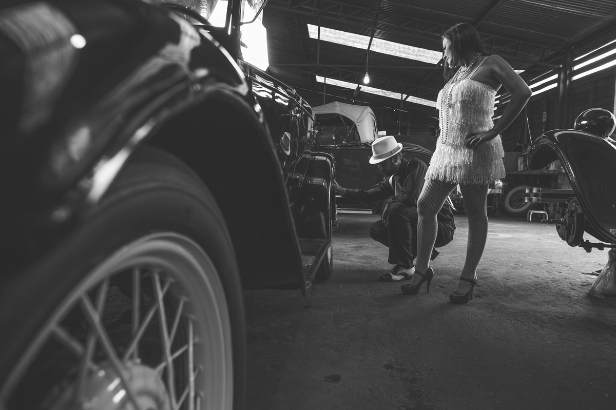 Ensaio de casal no estilo máfia feito pelo fotógrafo de casamentos de Brasília-DF. Oficina de carros antigos.