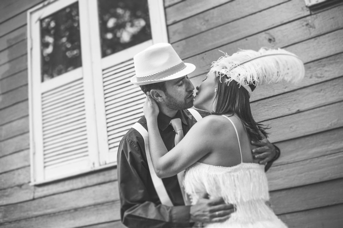 Ensaio de casal no estilo máfia feito pelo fotógrafo de casamentos de Brasília-DF. Noivos se beijando.