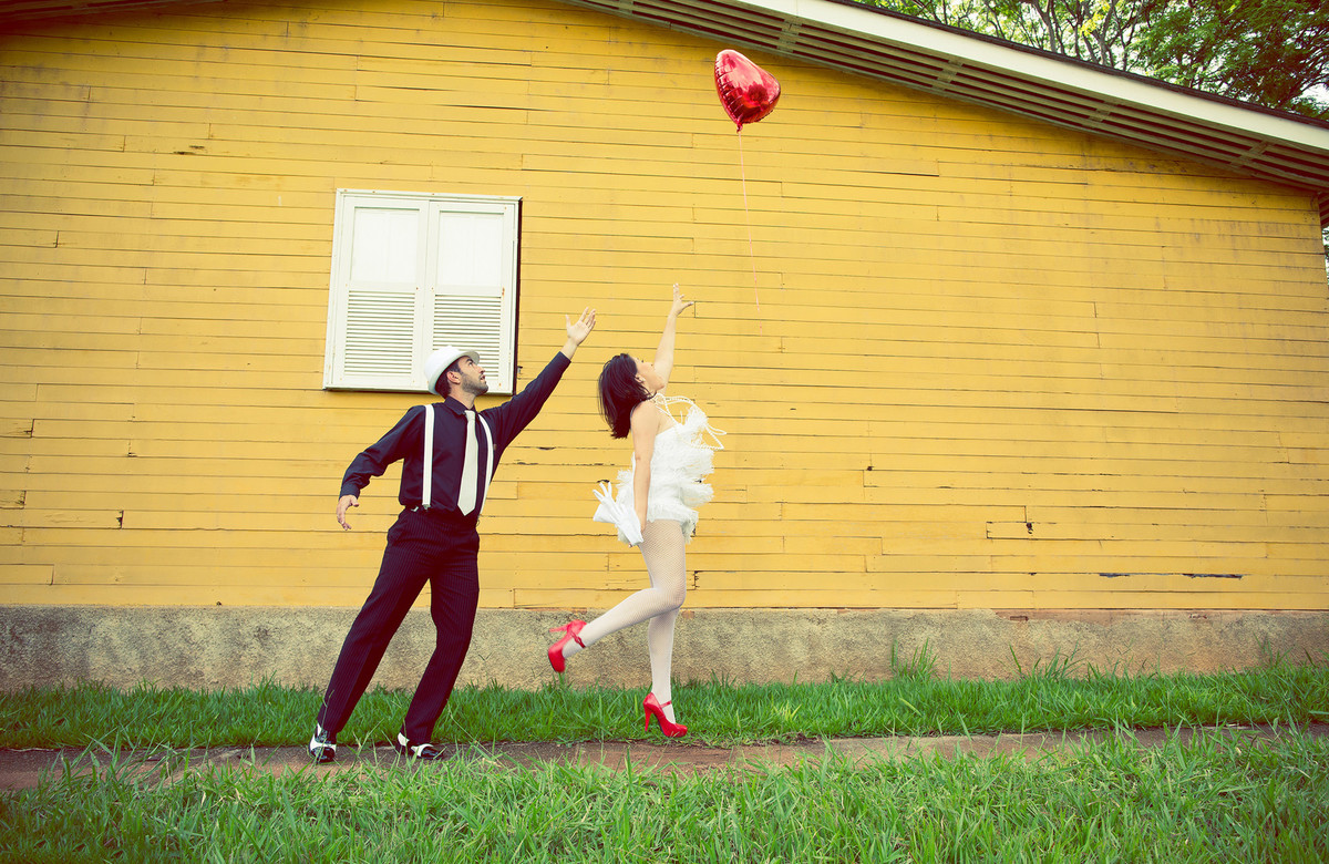 Ensaio de casal no estilo máfia feito pelo fotógrafo de casamentos de Brasília-DF. Balão voando.