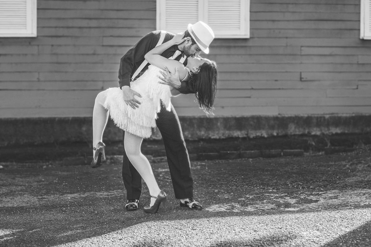 Ensaio de casal no estilo máfia feito pelo fotógrafo de casamentos de Brasília-DF. Casal beijando no estilo Cartier Bresson