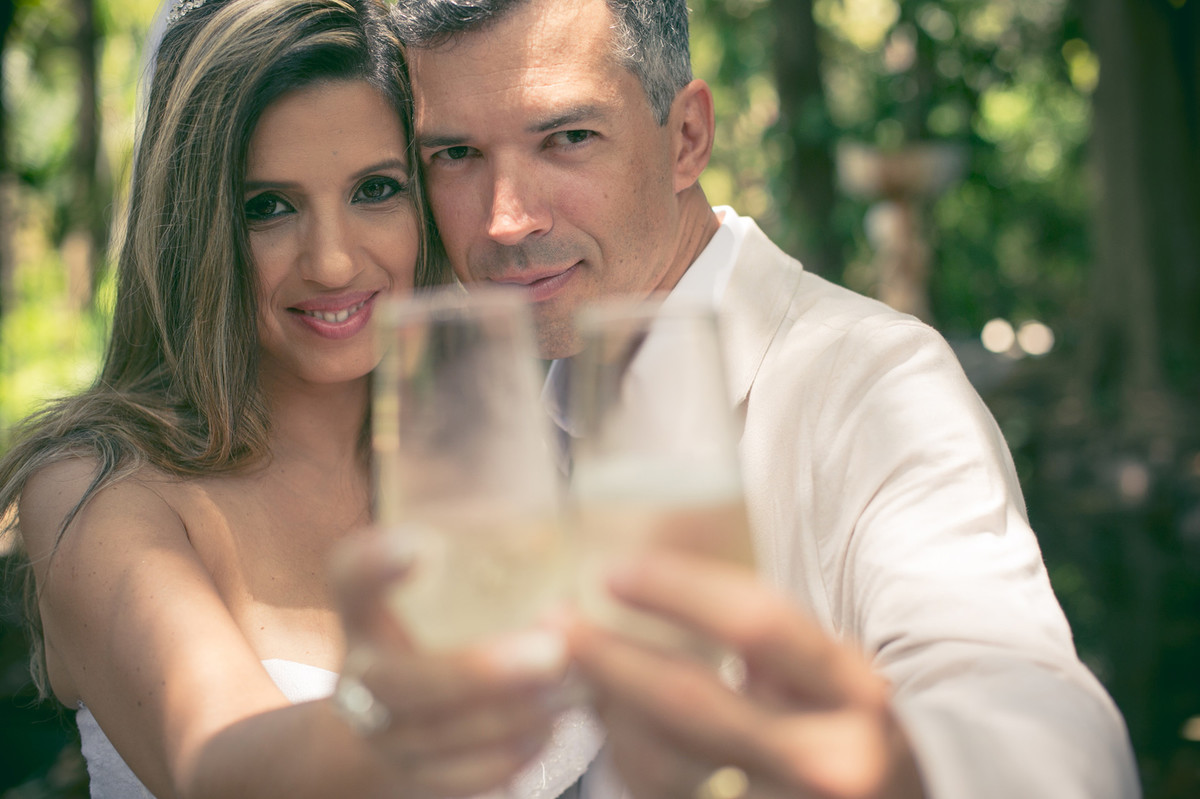 fotografias de casamento feitas pelo fotógrafo Rafael Ohana em Brasília-DF no Espaço Florativa. brinde dos noivos