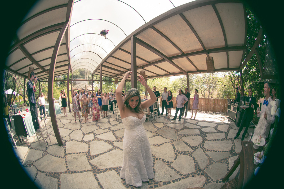 fotografias de casamento feitas pelo fotógrafo Rafael Ohana em Brasília-DF no Espaço Florativa. noiva jogando o buquê