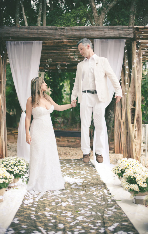 fotografias de casamento feitas pelo fotógrafo Rafael Ohana em Brasília-DF no Espaço Florativa. Noivo flutuando