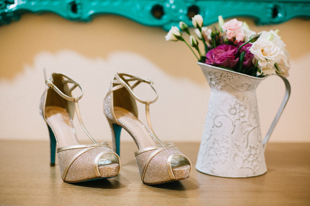 Sapato da noiva durante making of de casamento