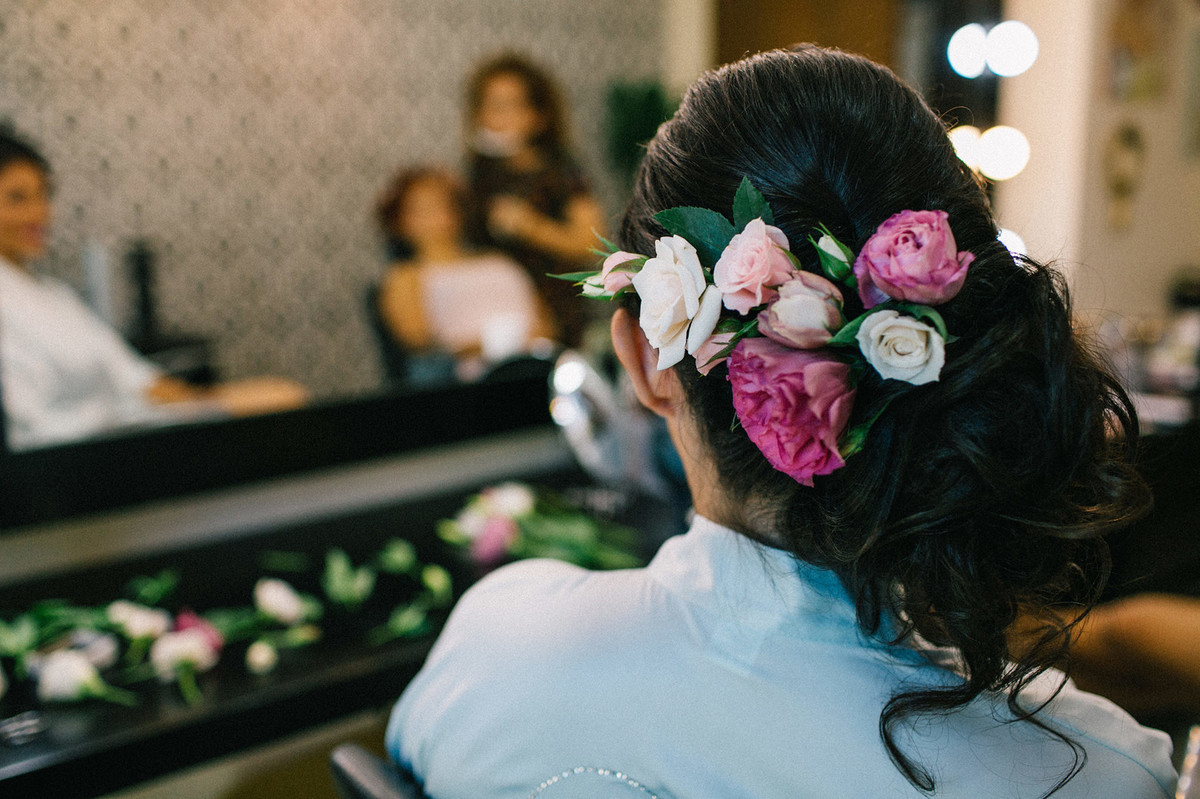 retrato da noiva durante making of de casamento. Arranjo floral.