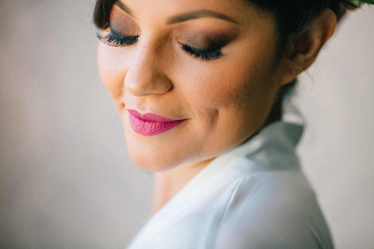 retrato da noiva durante making of de casamento