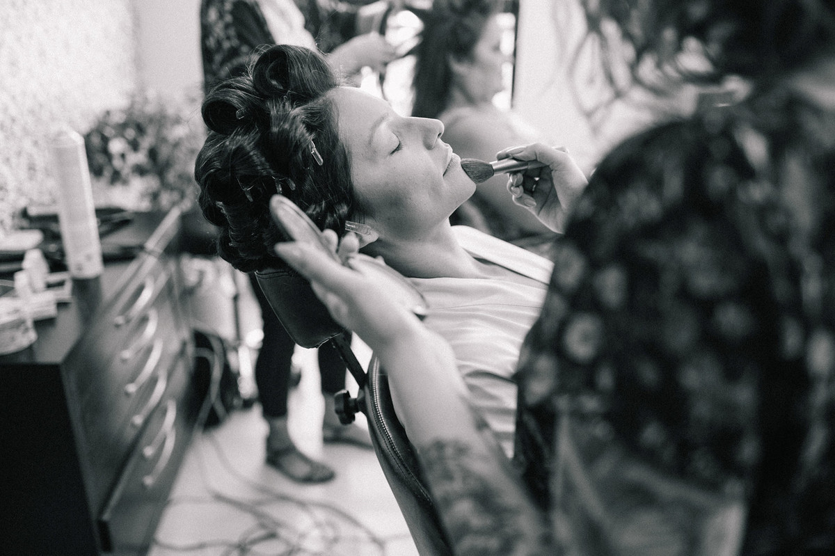 retrato da noiva durante making of de casamento