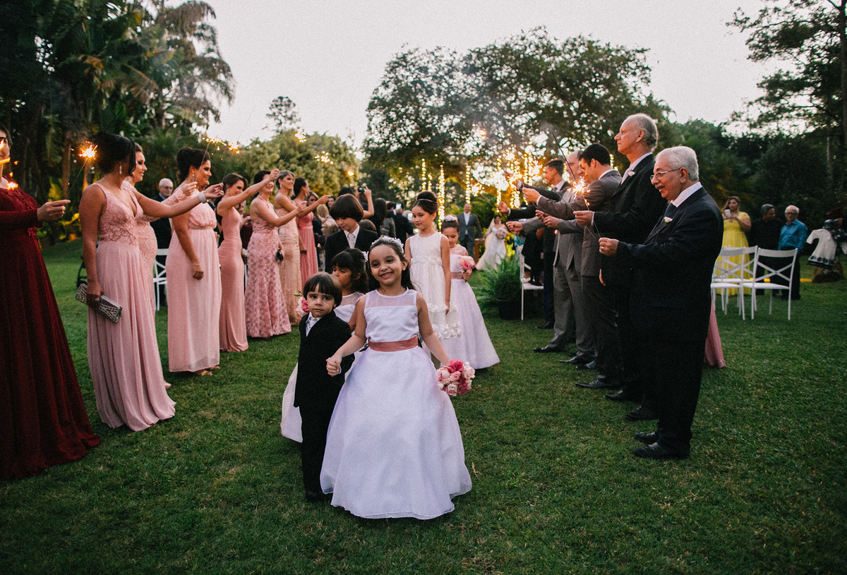 Saida com sparklers dos noivos em casamento feito em Brasilia