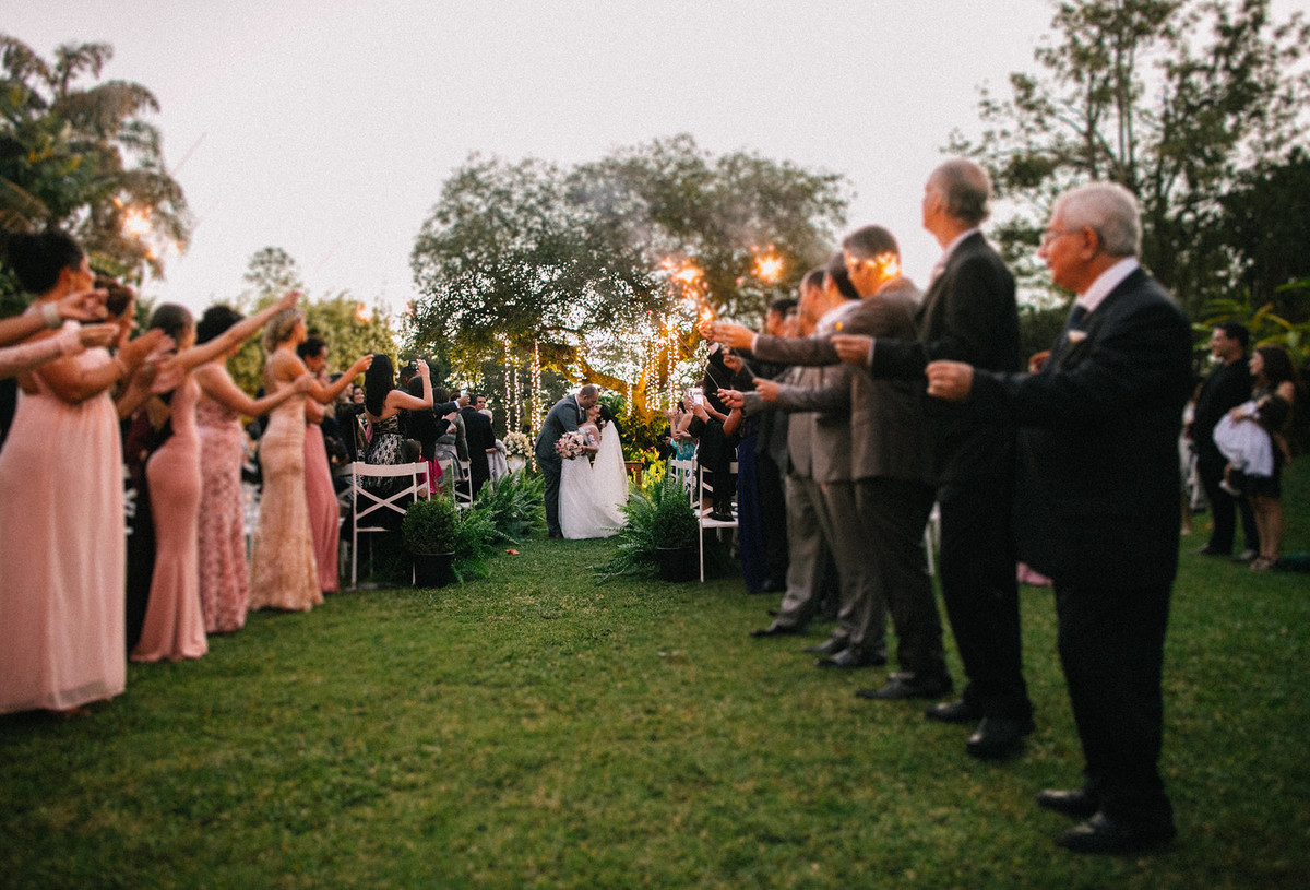 Saida com sparklers dos noivos em casamento feito em Brasilia