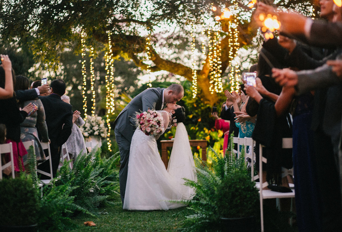 Saida com sparklers dos noivos em casamento feito em Brasilia