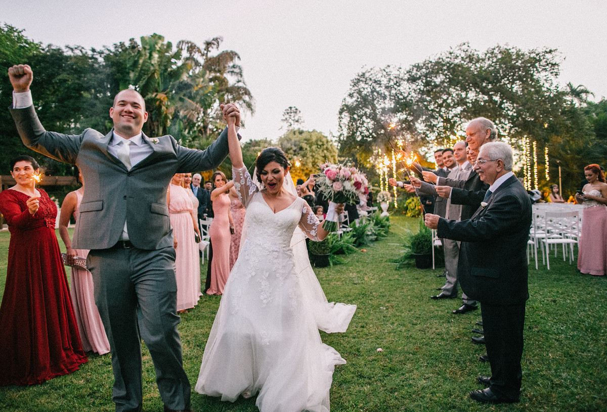 Saida com sparklers dos noivos em casamento feito em Brasilia