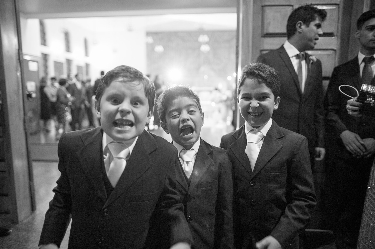 crianças fazendo careta no casamento