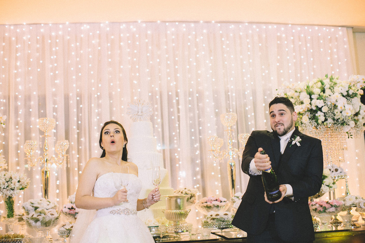 Noivo estourando o champagne