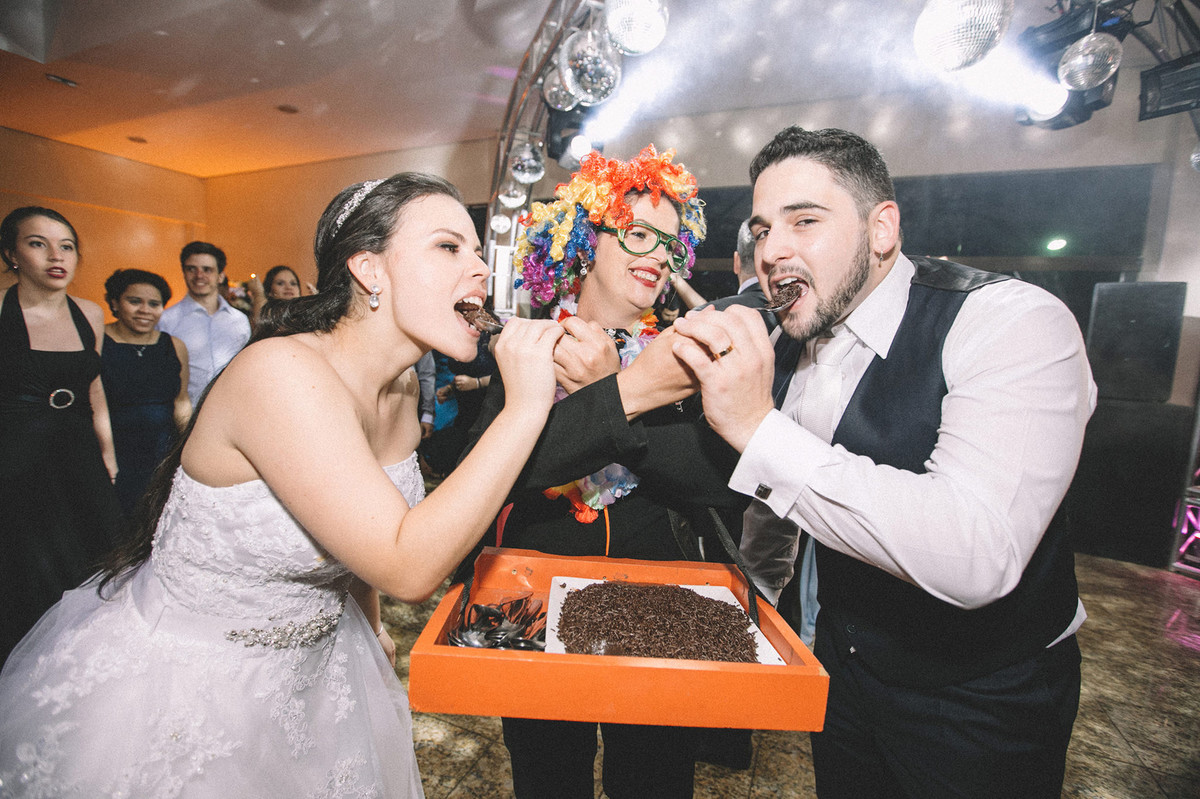 Noivos comendo brigadeiro de colher