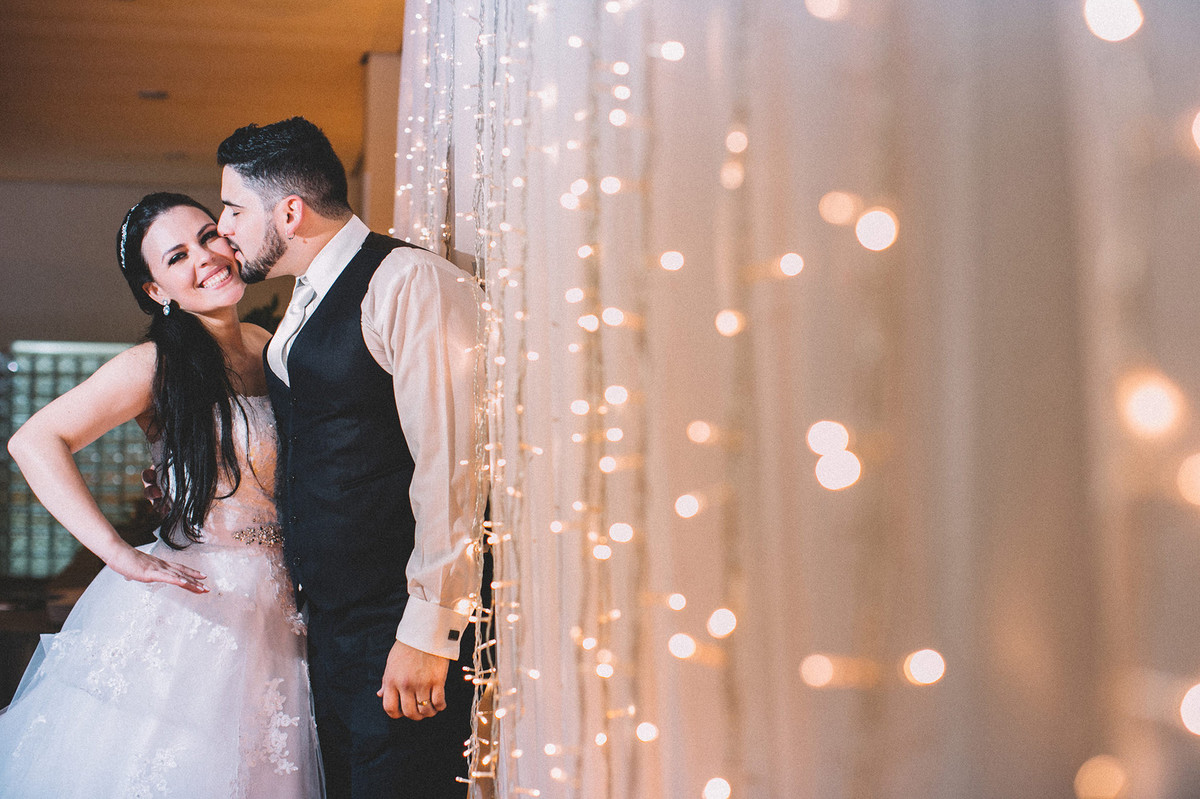 Noivos posando para o fotógrafo de casamento Rafael Ohana em Brasília