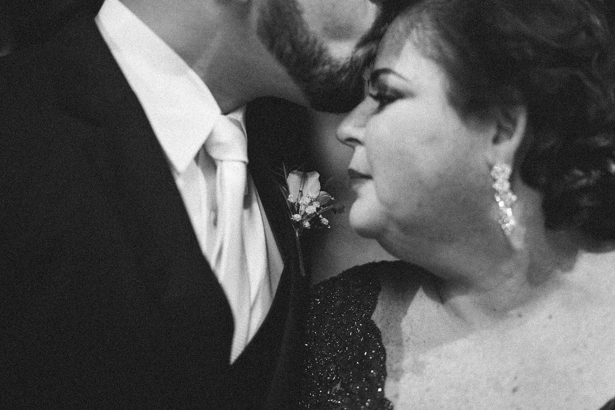 Noivo beijando a mãe antes de entrar na Igreja.