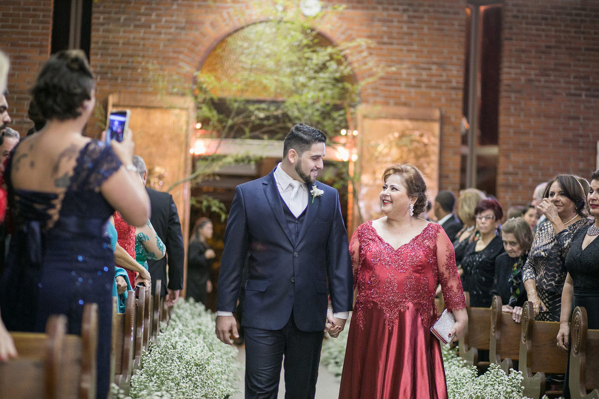 Noivo entrando com a mãe na igreja