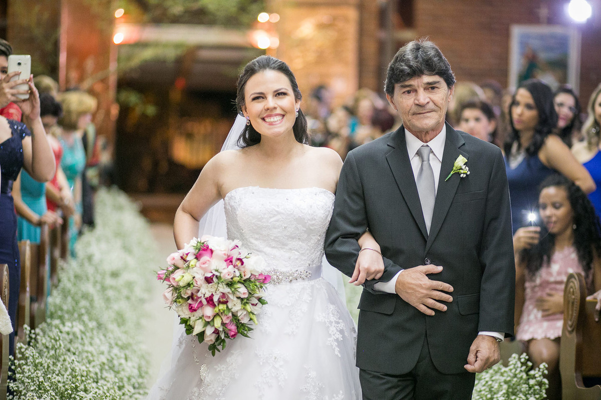 Noiva entrando na igreja com seu pai