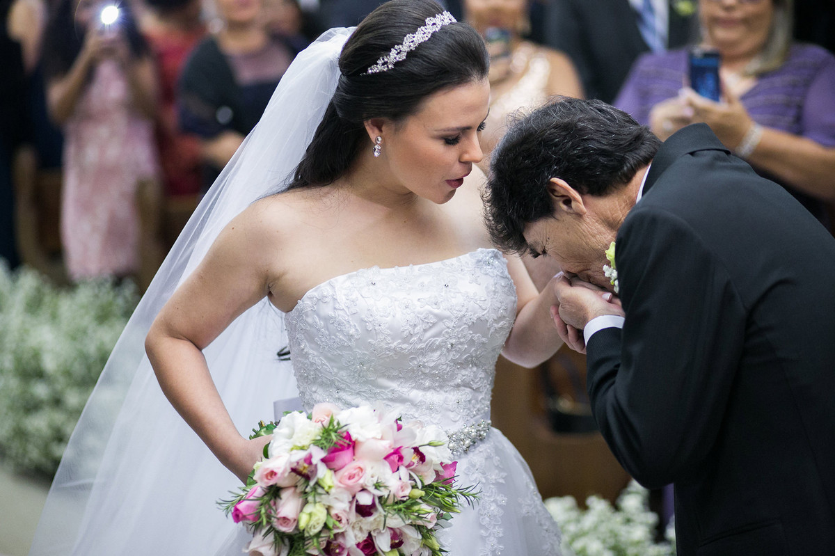 Noiva se despedindo do seu pai na igreja