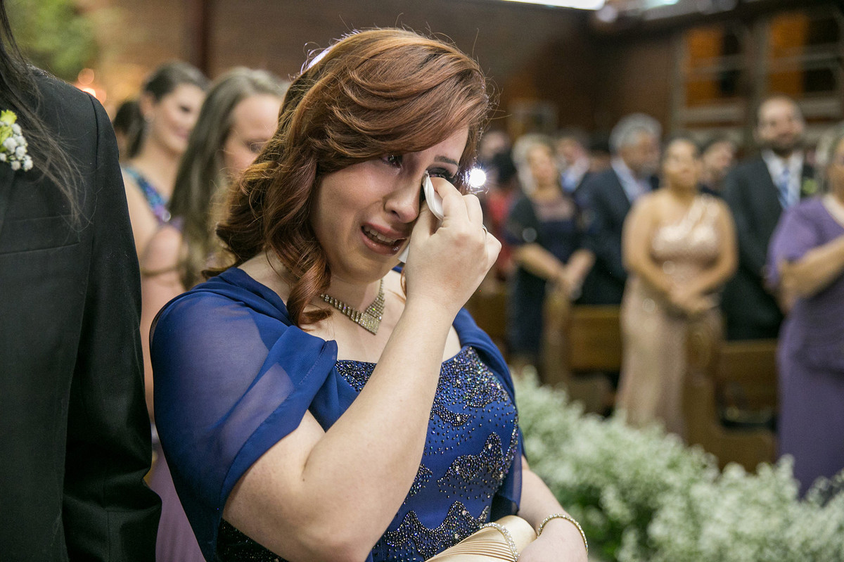 Irmã da noiva chorando de emoção