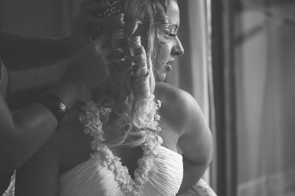 Noiva arrumando o cabelo