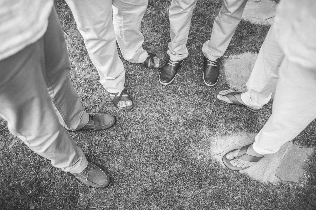 sapatos de padrinhos e noivo em casamento em Búzios-RJ