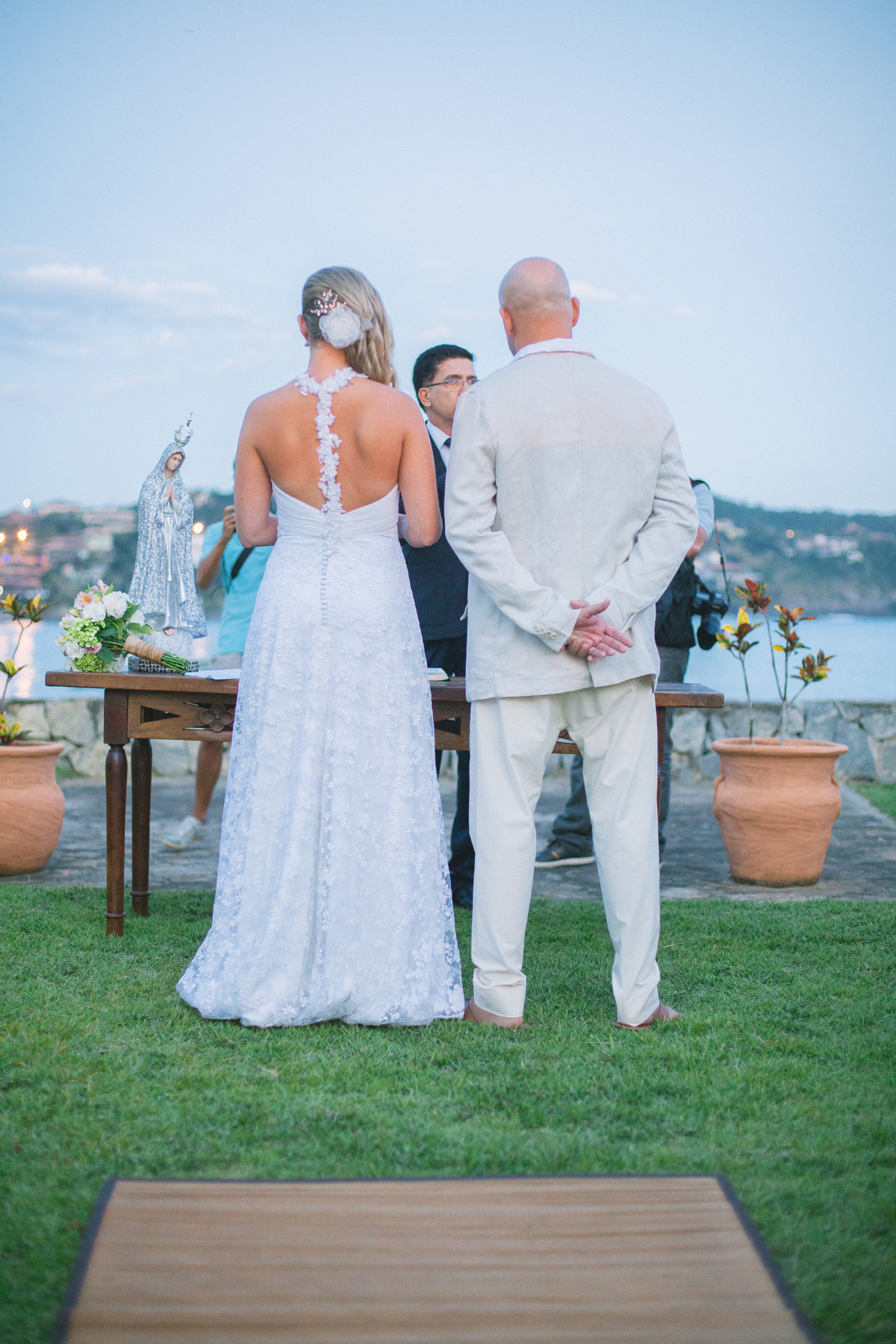 Noivos em casamento em Búzios-RJ