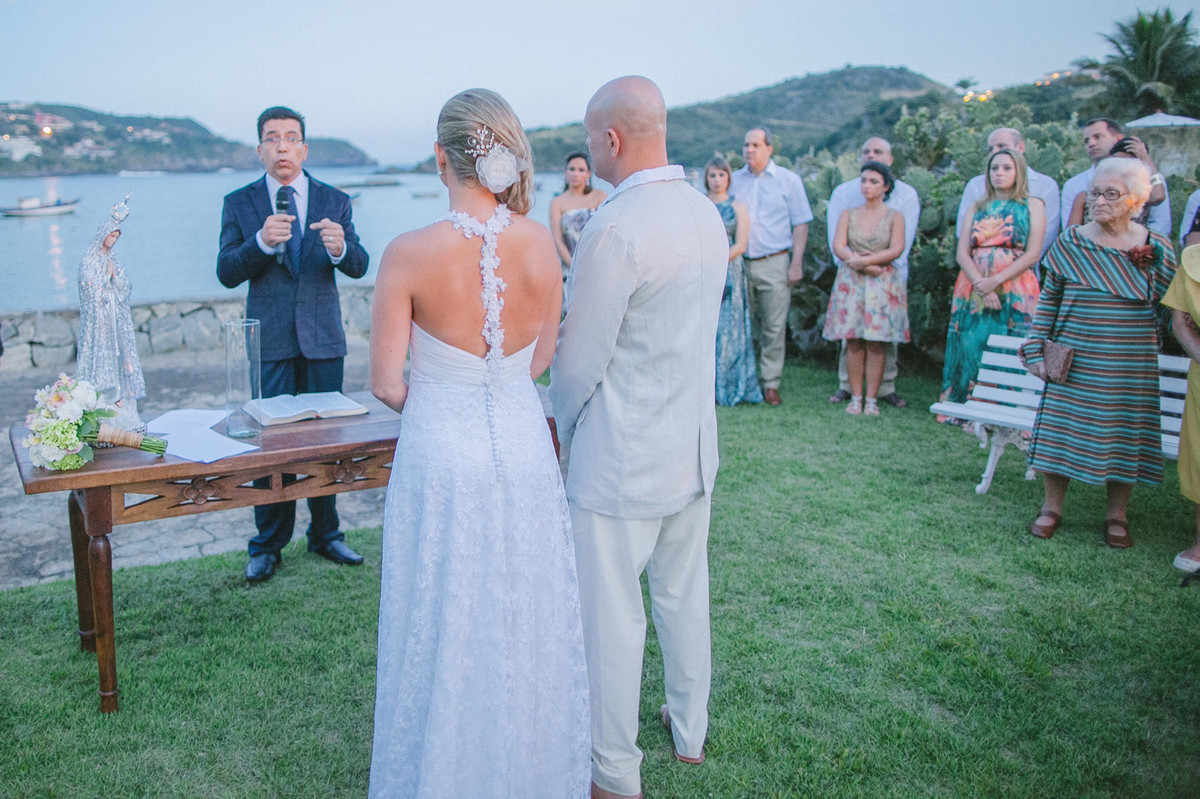 Noivos em casamento em Búzios-RJ