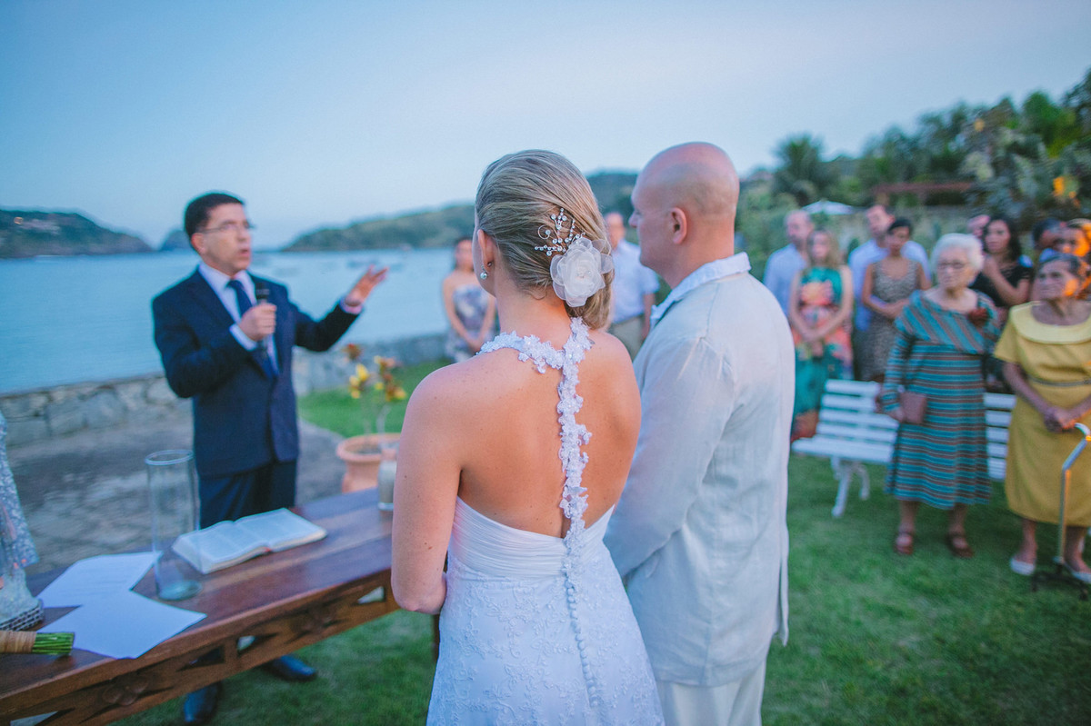 Noivos em casamento em Búzios-RJ