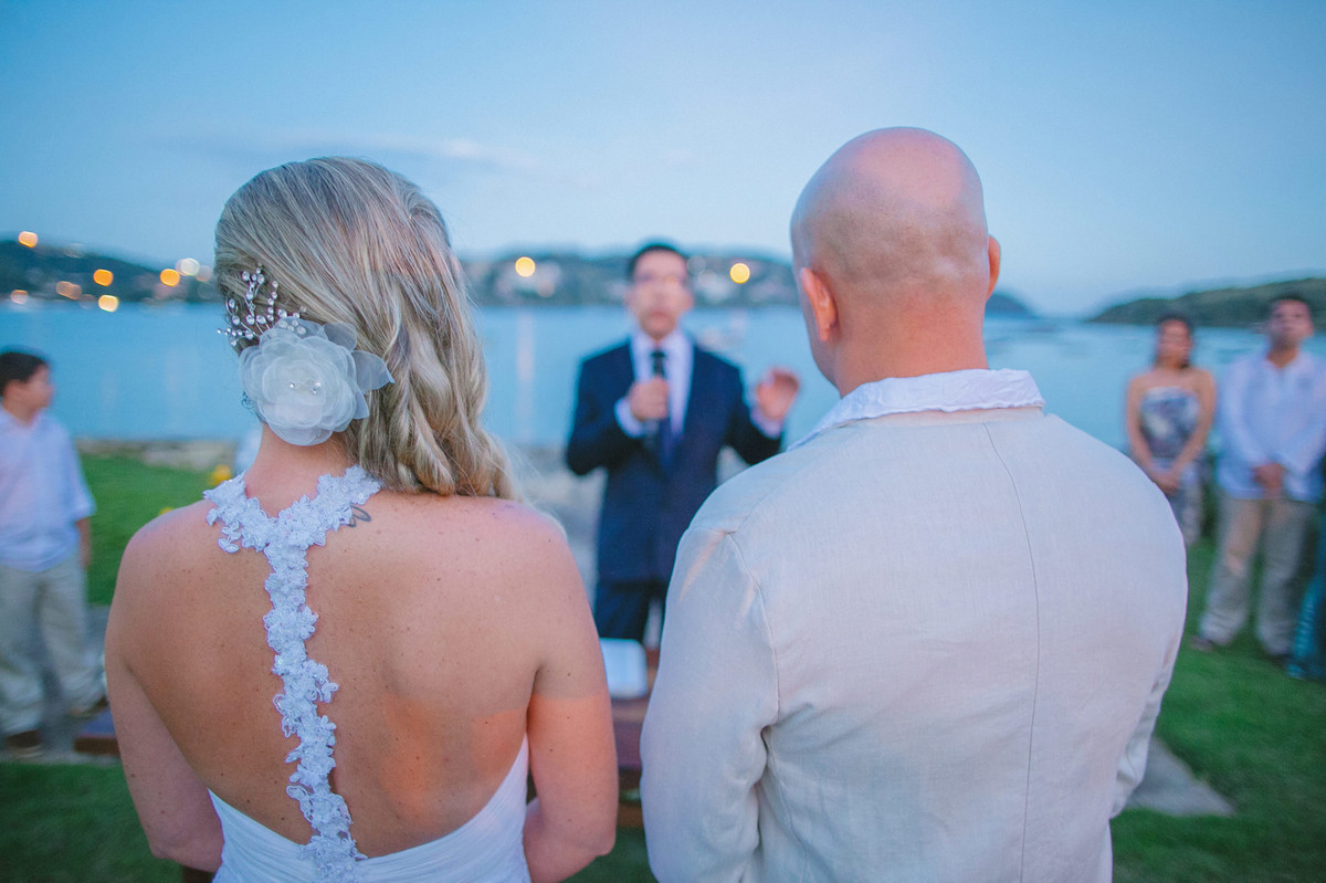 Noivos em casamento em Búzios-RJ
