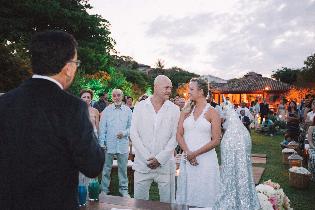 Noivos em casamento em Búzios-RJ